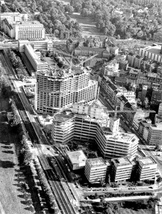Wo einst das alte Straßenbahn-Depot residierte, ist im Oktober 1973 das gen Himmel strebende Collini Center von weitem sichtbar. Im Vordergrund des Luftbildes: das Gewerkschaftshaus.
