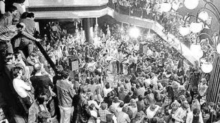 April 1975: Großer Andrang bei der Einweihung der Collini-Galerie , die als Verbindung zwischen Wohnturm und Bürokomplex gedacht ist.