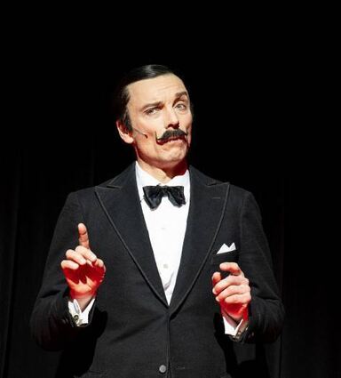 Hendrik Richter als Agatha Christies De-tektiv Hercule Poirot, .