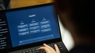 Ein Doktorand und KI-Experte erläutert im „Leap in Time Lab“ in Darmstadt mit Beispielen und Daten die Fehleranfälligkeit von ChatGPT.