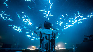 Den Dancefloor im Griff: DJ Koze lieferte ein entspanntes Set zum Tanzen.