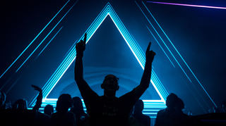 Techno-Urvater Sven Väth wird auch "Papa" Väth genannt. Auf der Time Warp 2023 spielte er nicht wie gewohnt ein Closing, sondern bereits um 1 Uhr.