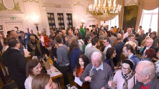 Bei der 6. Auflage von „Wein im Schloss“ herrscht am Samstagnachmittag im Neckarhäuser Schloss Hochbetrieb. Insgesamt 18 regionale Anbieter präsentieren ihre Weine und Sekte.