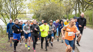 Joggen, laufen, gehen: Jeden Samstag um 9 Uhr ist das an der Rheinuferpromenade nahe der Rheinstrand-Bar angesagt. Zum 100. Lauf sind hier genau 100 Teilnehmer unter-wegs nach dem Startschuss, den Bürgermeisterin Monika Kabs und Oberbürgermeisterin Stefanie Seiler gegeben haben.