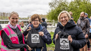 Standortleiterin Julia Däuwel (v. l.) überreicht Bürgermeisterin Monika Kabs und Oberbürgermeisterin Stefanie Seiler eine Läufertasche mit etwas Wegzehrung.