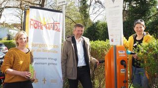 Über zwei neue Ladesäulen der Energiegenossenschaft Hohe Waid freuen sich Anna Struve (v.l.), Bürgermeister Schmutz und Friederike Mauler.