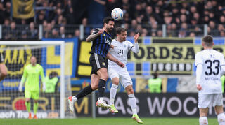 Adriano Grimaldi (1. FC Saarbrücken, links) im Kopfballduell mit Julian Riedel (SV Waldhof Mannheim, rechts)