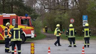 Ein blauer Kanister mit Chlorreiniger ist im Wald gefunden worden und löste einen Großeinsatz der Rettungskräfte aus.