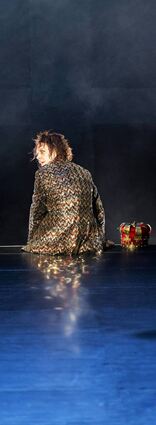 Erschöpft: Nach zig Morden und vier Theaterstunden hat der Herzog von Gloucester Zugriff zur Krone. Lina Beckmann ist nun König Richard III.
