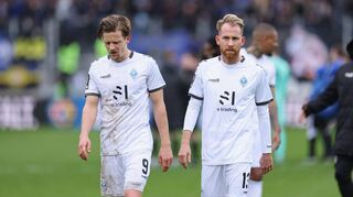 Die SVW-Spieler Bentley Baxter Bahn (l.) und Marc Schnatterer verlassen nach der Niederlage in Saarbrücken enttäuscht das Feld.