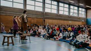 Fasziniert verfolgen die Kinder die Abenteuer des Professors Zacharias Zauberkobel und der gestiefelten Katze.