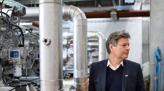 Robert Habeck schaut sich in Kopenhagen eine in Bau befindliche Wärmepumpenstation an.
