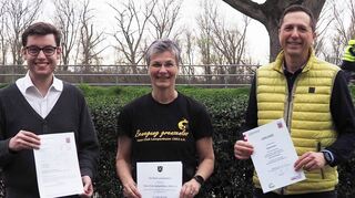 Lampertheims Erster Stadtrat Marius Schmidt (v.l.), die stellvertretende Vorsitzende des Kanu-Clubs Lampertheim Ulrike Gliem und Sportcoach und Fachdienstleiter Dirk Eichenauer mit den Förderbescheiden und Urkunden