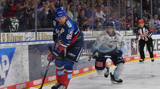 Mannheims David Wolf (Nr.89) gegen Ingolstadts Maurice Edwards (Nr.23) beim Spiel in der Penny DEL