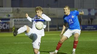 Ausgeglichenes kleines Stadtderby in der Verbandsliga: Roen Fordyce Hlywka (l.) vom SV Waldhof II gegen Richard Weil vom VfR Mannheim.