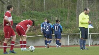Die Spieler des TSV Schönau feiern ihr Tor zum 2:1, zwei Blumenauer müssen den Gegentreffer erst einmal verarbeiten.