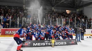 Die Jungadler Mannheim feiern den Sieg der Deutschen Meisterschaft in der DNL beim Spiel in der DNL, Jungadler Mannheim (blau) - Junghaie Koeln (weiss).

Foto © PIX-Sportfotos *** Foto ist honorarpflichtig! *** Auf Anfrage in hoeherer Qualitaet/Aufloesung. Belegexemplar erbeten. Veroeffentlichung ausschliesslich fuer journalistisch-publizistische Zwecke. For editorial use only.