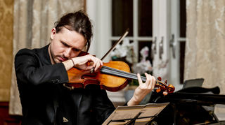 Zum Abschluss ihrer neuen Kammermusikreihe „Resonanzen“ gastiert ein Trio mit Geiger Paul Erb (unser Bild), Alexis Scharff (Kontrabass) und Ulrike Krämer (Klavier) mit dem Konzert „Gegenüberstellungen“ im Historischen Ratssaal.