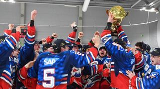 Jubel mit dem Meisterpokal. Mit drei Siegen in Serie gegen Köln sicherten sich die Jungadler den Titel.