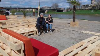 Beim Aufbau der Bar Neckarstrand: Felix Prits und Vanessa Schirmacher.
