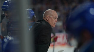 Angefressen: Adler-Cheftrainer Bill Stewart war am Sonntagabend mit der Leistung der Schiedsrichter nicht zufrieden und zeigte das auch mehrfach.