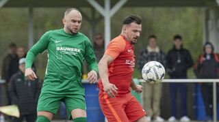 Viernheims Steven Schreck (r.) kommt vor Hohensachsens Rafal Ziemlicki an den Ball.