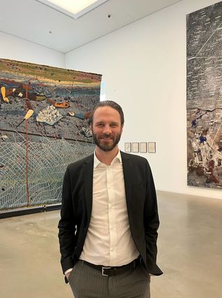 Vor der Kunst von Otobong Nkanga (l.), Anselm Kiefer (r.) und Eva Genthner: Johan Holten in „1,5 Grad“.