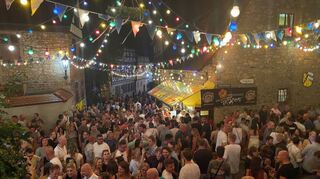 Kaum ein Durchkommen im Weinheimer Gerberbachviertel bei der Kerwe 2022. Die Stadtverwaltung legt jetzt neue Richtlinien fest.