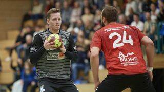 Viernheims Sven Walter (li., hier gegen Heddesheims Jonas Bauer) war am entscheidenden Doppelpack zum 22:18 beteiligt.