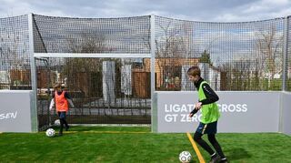 Betreten des Rasens erlaubt – bei der Firma Becker, die einen ganz besonderen Kunstrasen zeigt und Kinder zum Kicken einlädt.