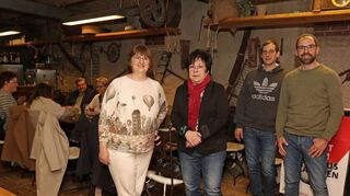 Die SPD-Landtagsabgeordnete Karin Hartmann (2.v.l.) mit den Vorstandsmitgliedern (v.r.) German Dzsida, Tobias Frank und Luciana Catalani-Wilhelm.