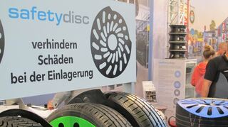 mid Groß-Gerau - Zwischen stehend und flach gelagerte Reifen passt die Radschutzmatte safety disc.