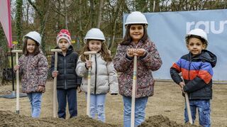 Beim ersten Spatenstich zum Bau der Kita Hochstätt im Februar halfen auch die Kinder mit. Hier entstehen vier Kita- und drei Krippengruppen.
