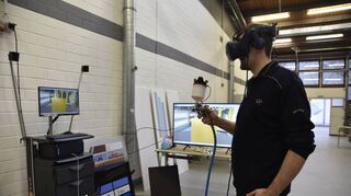 Timo Potsch, Ausbilder bei der Handwerkskammer Mannheim Rhein-Neckar-Odenwald, zeigt die VR-Technologie.