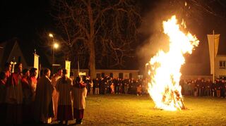 Wie in früheren Jahren vor der Kirche St. Marien wird Pfarrer Roland A. Givens in diesem Jahr das Osterfeuer im Pfarrgarten von St. Aposteln segnen.