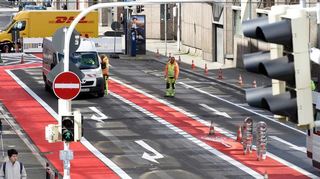 In der Kunststraße wurden nun zwischen C 1 und D 1 die Fahrbahnmarkierungen wieder geändert, ab sofort können auch Autofahrer geradeaus weiter.