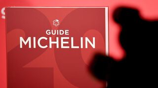 Der Guide Michelin für Deutschland wird am Rande der Verleihung der Sterne gezeigt.