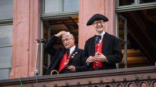 Oberbürgermeister Manuel Just (r.) und Peter Gérard, Vorsitzender des Heimat- und Kerwevereins, bei der Eröffnung der Weinheimer Kerwe im August 2019.