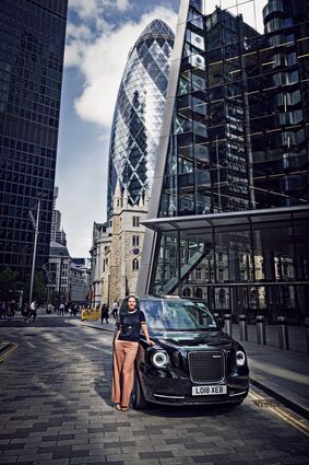 mid Groß-Gerau - Porträt der Londoner Taxifahrerin Leanne Barnes.