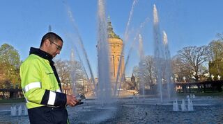 Steuert per Fernbedienung den Probebetrieb: Michael Wilhelm von der MVV freut sich, dass nach einem Jahr Pause ab Gründonnerstag wieder die Wasserspiele laufen – nun sogar noch höher.