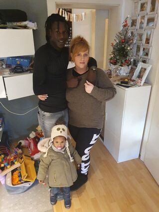 Kebba Drammeh mit seiner Partnerin Diana Reithermann.