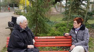 Annette Reinhardt-Klee (l.) und Doris Hellmund weihen die „Babbelbank“ im Vogelpark ein. Ab sofort kann dort „gebabbelt“ werden.
