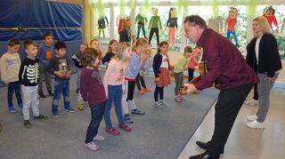 Der Liedermacher Wolfgang Hering aus Groß-Gerau bringt den Vorschulkindern der Kita Europaring seine fröhlichen Bewegungslieder bei.