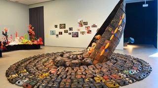Klima-Schau in der Kunsthalle: Im Vordergrund Romuald Hazoumés „Rat Singer“, links ein Teil der Korallenserie von Christine und Margaret Wertheim.