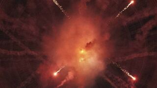 Prachtvoll und beunruhigend zugleich: Auf einem Feuerwerk basiert „Controlled Burn“ von Julian Charrière.