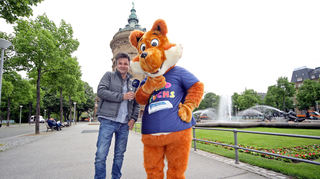 Fred Fuchs und Radio-Regenbogen-Moderator Ralph Mehlhorn vor dem Mannheimer Wasserturm.