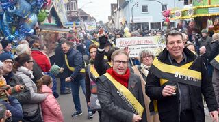 Beim Festzug: Bürgermeister Oeldorf (r.) und sein Vize Mittelstädt (hinten l.), bevor dieser attackiert wurde.