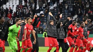Erleichterter Jubel über den ersten Pflichtspielerfolg nach sieben Partien: die Spieler von Eintracht Frankfurt nach dem Einzug in das Pokal-Halbfinale.