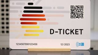 Das Deutschlandticket als Chipkarte – während der VRN diese Variante anbietet, will die Bahn diese Fahrkarte nur fürs Smartphone verkaufen.