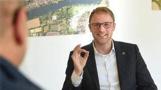 Florian König (34), seit Anfang 2023 Bürgermeister der Gemeinde Edingen-Neckarhausen, stellt sich den Fragen von "MM"-Redakteur Hans-Jürgen Emmerich.